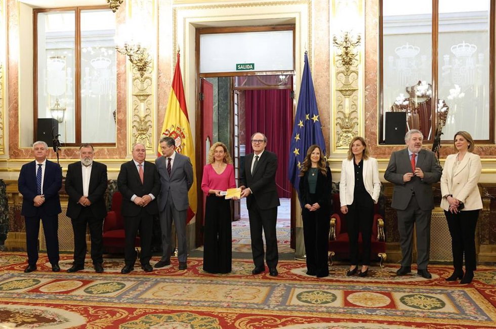 El Defensor del Pueblo, Ángel Gabilondo (5d), y la presidenta del Congreso, Meritxell Batet (6d), posan durante la entrega del Informe Anual 2022, a 13 de marzo de 2023, en Madrid (España). El Defensor del Pueblo recibió 31.077 quejas en 2022, 2.062 más