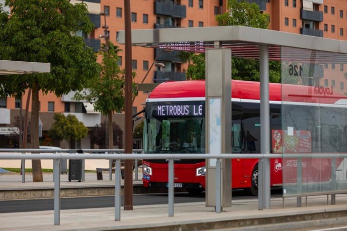 Archivo - Sevilla.-Los autobuses urbanos de Dos Hermanas cierran febrero con un 68% más de viajeros tras la gratuidad del servicio