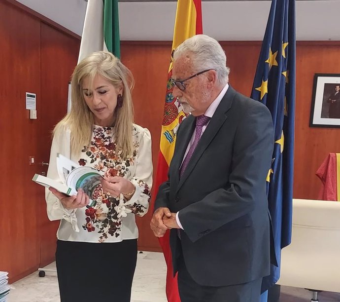 El Defensor de la Infancia y Adolescencia de Andalucía, Jesús Maeztu, ha mantenido este lunes una reunión con la consejera de Desarrollo Educativo y Formación Profesional, Patricia del Pozo