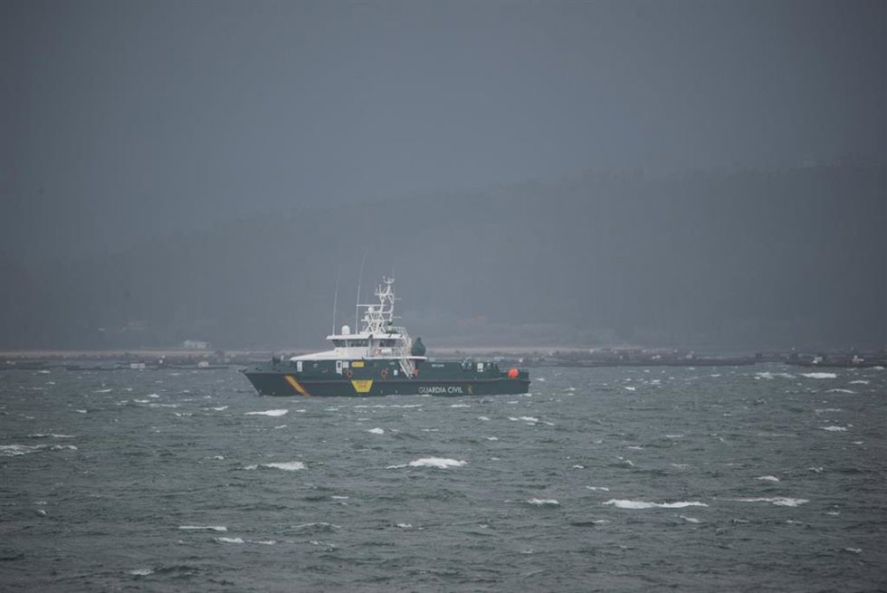 Patrullera de la Guardia Civil en la zona donde se ha localizado un 'narcosubmarino', a una milla de Vilaxoán (Pontevedra), el 10 de marzo de 2023.