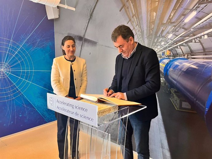 El conselleiro de Cultura, Educación, FP e Universidades, Román Rodríguez, en su visita al acelerador de partículas de Ginebra (Suiza).