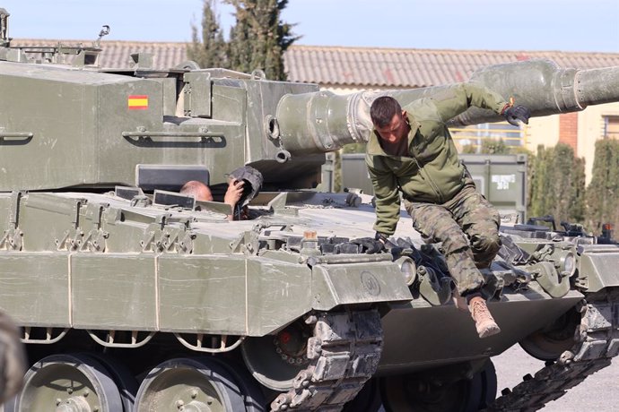 Un militar ucraniano subido en uno de los carros de combate Leopard 2A4 durante la presentación de la formación de las Fuerzas Armadas españolas a militares ucranianos, en el Centro de Adiestramiento de San Gregorio.