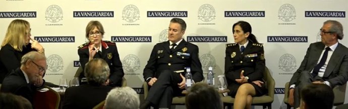Debate sobre la seguridad en Barcelona moderado por Mayka Navarro, con Marta Fernández (Mossos), María José Ortega (Policía Nacional), Pedro Velázquez (Guardia Urbana), y Lluís Sans (Associació Passeig de Grcia).