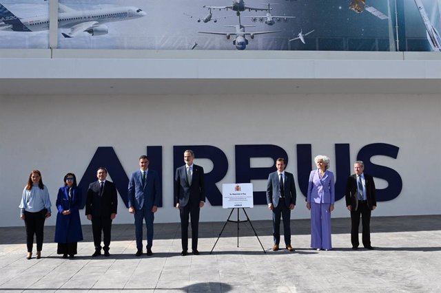 Autoridades participan en la celebración del centenario de CASA en las instalaciones de Airbus en Getafe.