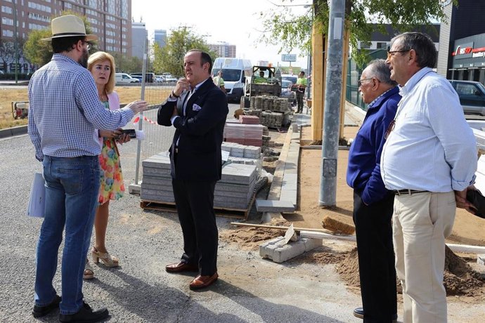 Archivo - El delegado Francisco Páez en una visita a las obras en el Polígono Calonge de Sevilla.
