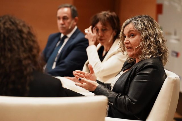 La presidenta de la Confederación Empresarial Vasca, Isabel Busto, participa en la mesa redonda 'Creación, retención y formación del talento', durante la Jornada 'Euskadi hacia el futuro-Etorkizunerantz', organizada por Europa Press, en el Palacio Euskald