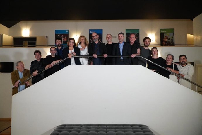 Bel Busquets y el grupo teatral posan en una foto grupal.