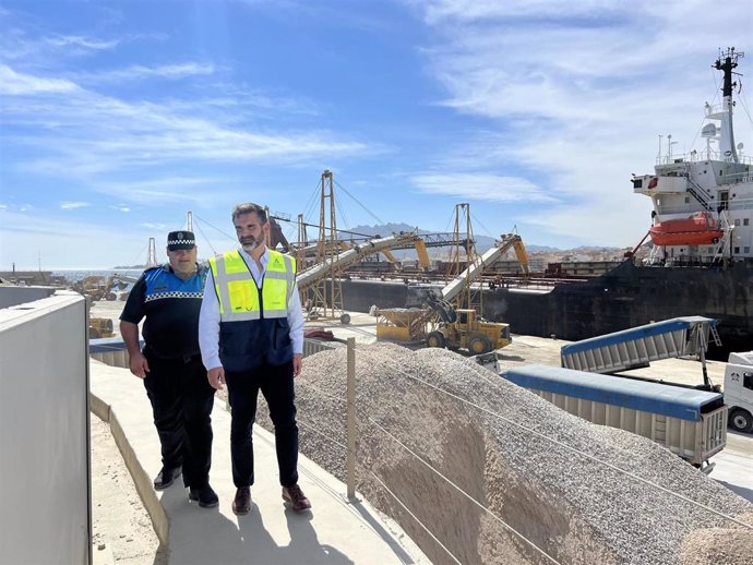 Fernández-Pacheco visita el puerto de Garrucha (Almería)