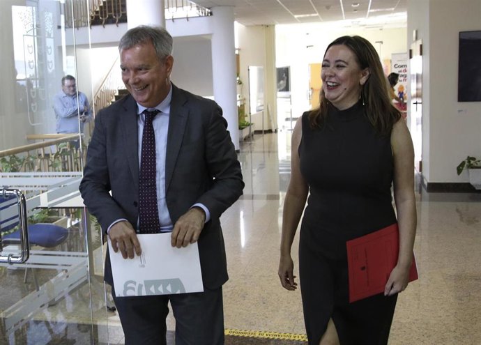 El consejero canario de Transportes, Sebastián Franquis, y la presidente de Lanzarote, Dolores Corujo