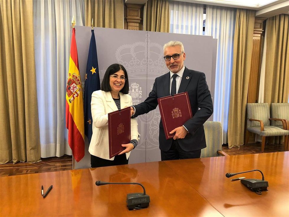 La ministra de Sanidad, Carolina Darias, y el presidente del Consejo de Seguridad Nuclear, Juan Carlos Lentijo, firman un protocolo para reforzar la protección radiológica en el ámbito de la medicina y la medición del gas radón.