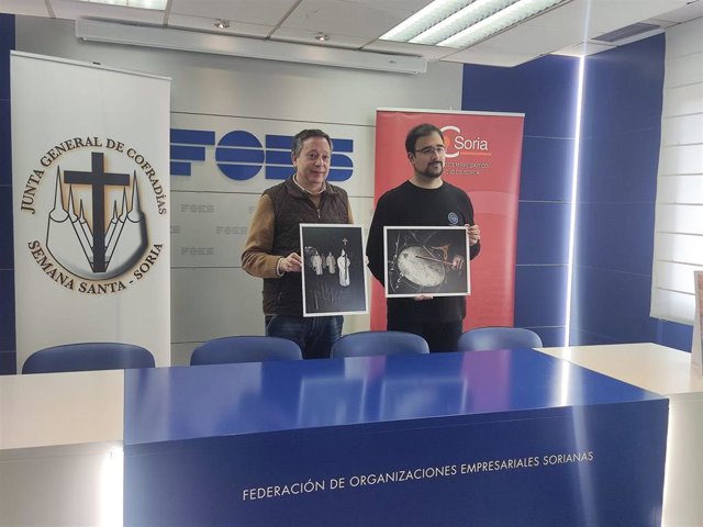 Adolfo Sainz (izda) y Daniel Madrid presentan la exposición de fotografías 'Semana Santa en el comercio de Soria'.