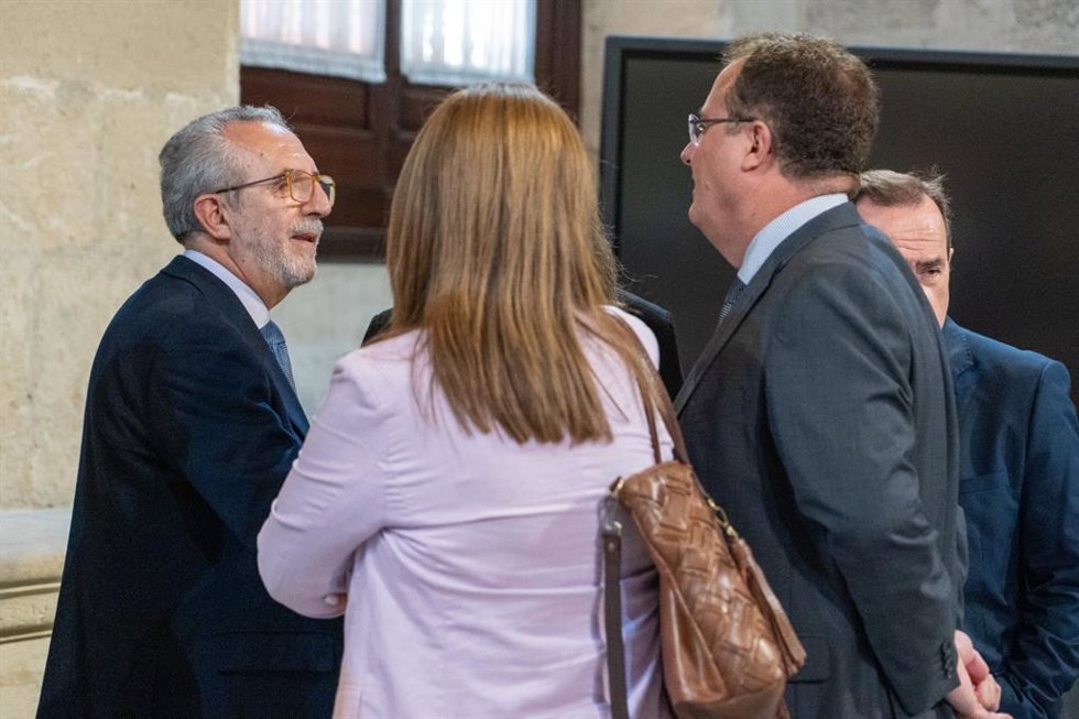 El delegado de Hábitat Urbano, Juan Manuel Flores, conversa con el delegado Juan Carlos Cabrera.