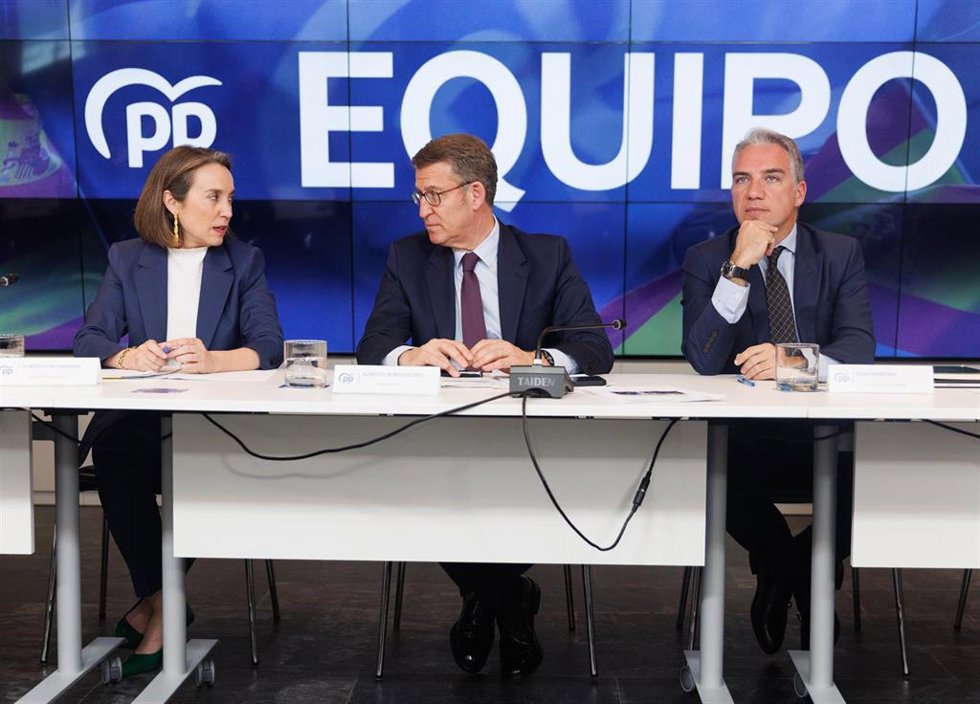 (I-D) La portavoz del PP en el Congreso, Cuca Gamarra; el presidente del Partido Popular, Alberto Núñez Feijóo y el coordinador general del Partido Popular, Elías Bendodo, durante la reunión del Comité Ejecutivo Nacional, en la sede nacional del PP, a 1