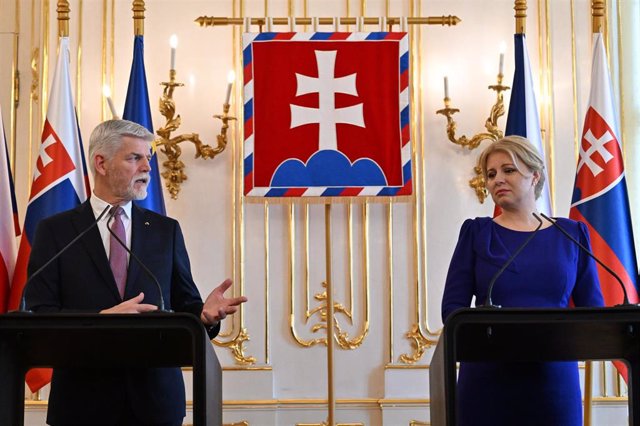 El presidente de República Checa, Petr Pavel (I), junto a su homóloga eslovaca, Zuzana Caputova (D) en Bratislava, Eslovaquia
