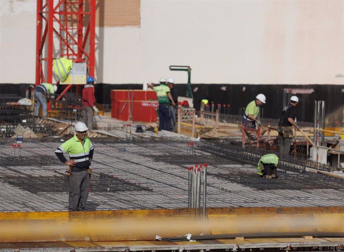 Varios obreros durante la construcción de una vivienda
