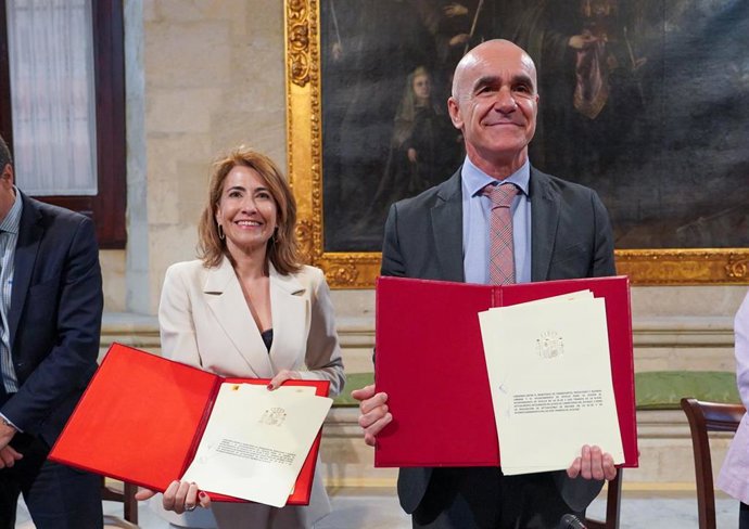 De izquierda a derecha, la ministra de Transportes, Raquel Sánchez, y el alcalde de Sevilla, Antonio Muñoz.