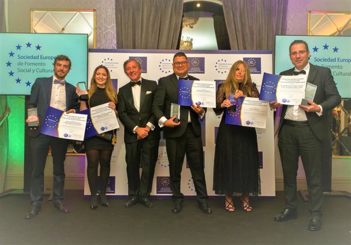 Los Premiados posan con sus Premios.