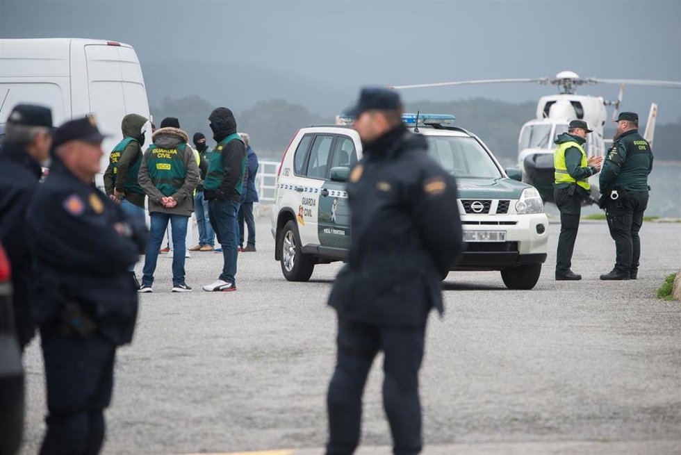 Despliegue policial en la zona de Vilaxoán, en la ría de Arousa (Pontevedra), tras la localización de un 'narcosubmarino' a una milla mar adentro.
