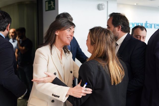 La presidenta del PP de Baleares, Marga Prohens, felicitando este lunes a la nueva vicesecretaria de Políticas Sociales, Carmen Fúnez.