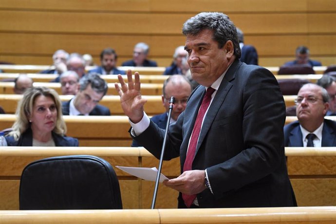El ministro de Inclusión, Seguridad Social y Migraciones, José Luis Escrivá, interviene durante una sesión de control al Gobierno en el Senado