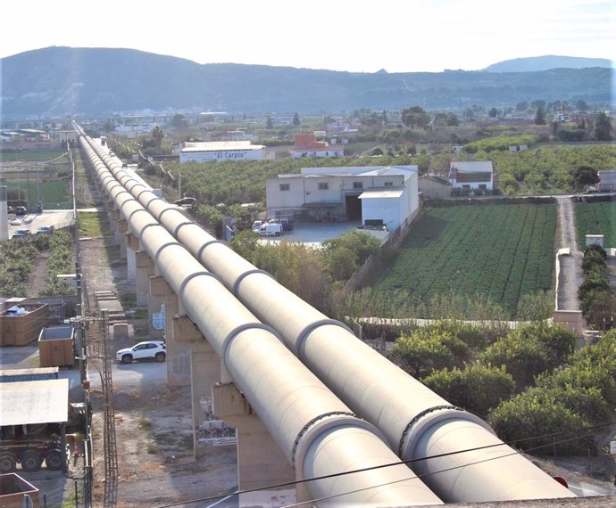 Archivo - Tubos del canal del trasvase en el sifón de Orihuela