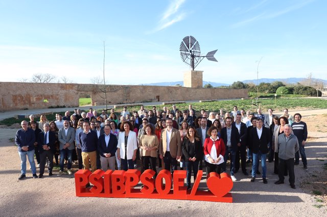 Foto de familia de la lista de candidatos del PSIB al Parlament, Consell de Mallorca y Ayuntamiento de Palma el 28 de mayo de 2023.