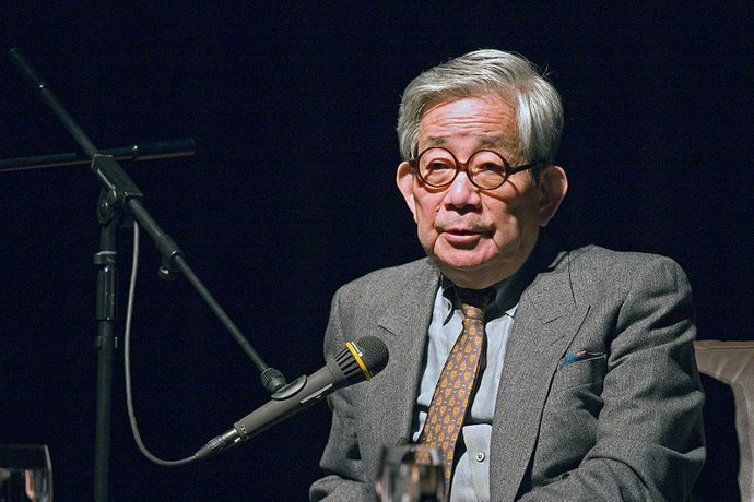 Archivo - El escritor japonés, Kenzaburo Oe, premio Nobel de Literatura, en el Instituto japonés de Colonia, Alemania