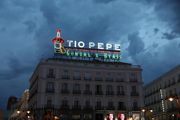 Archivo - Fachada del edificio del Tío Pepe en la Puerta del Sol de Madrid