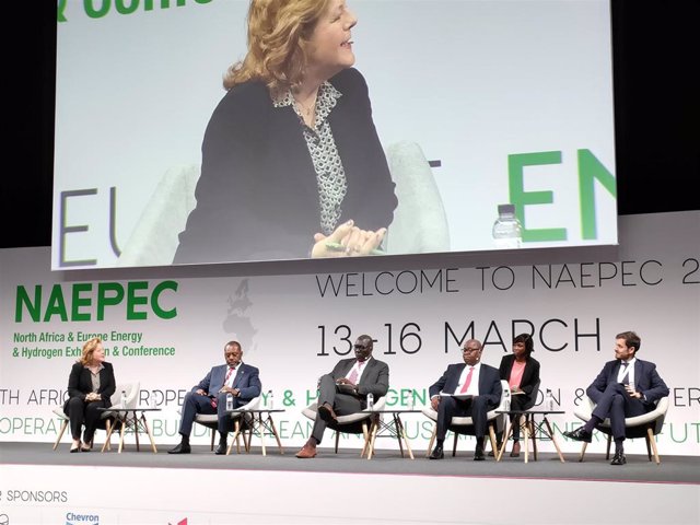 Prempeh, Jobe, Dembélé y Cabo en la mesa redonda en el marco de la inauguración de La Feria de la energía y el hidrógeno del Norte de África y Europa 2023 (Naepec).