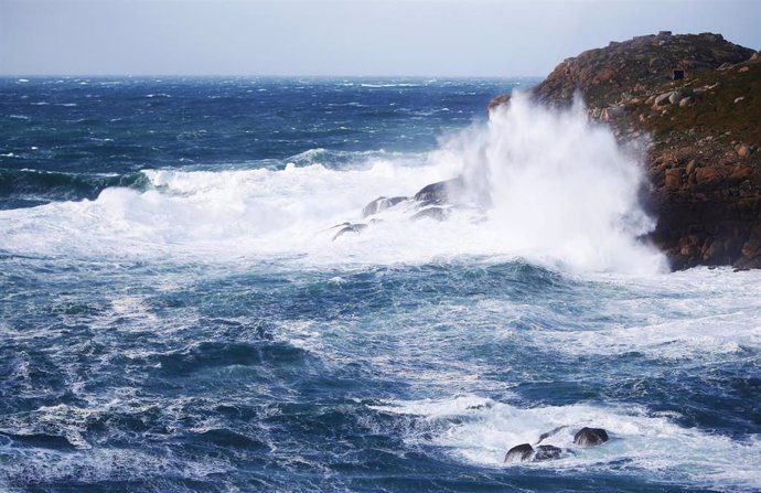 Archivo - Grandes olas en el mar en la costa de Ferrol