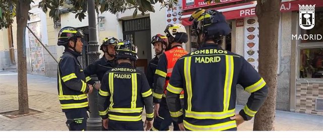 Bomberos del Ayuntamiento de Madrid intervienen ante el riesgo estructural de un edificio en Lavapiés.