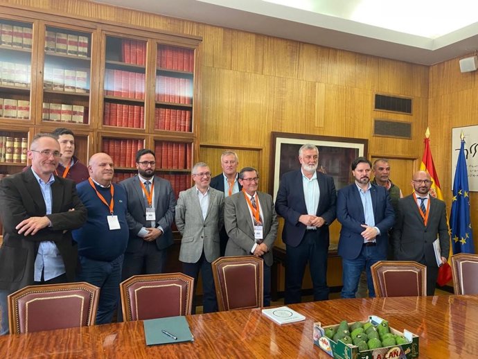 Reunión de representantes de asociaciones empresariales de la Costa Tropical con Hugo Morán en Transición Ecológica, junto con el presidente de la Diputación de Granada, José Entrena