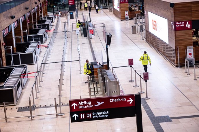 13 March 2023, Brandenburg, Schoenefeld: The security desks remain almost empty at the capital's airport Berlin-Brandenburg BER during warning strikes by Verdi union. About 200 departures have been canceled at the capital's airport because of the warnin