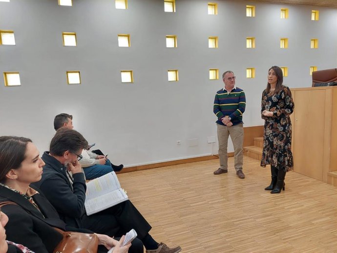 La delegada territorial de Fomento, Carmen Belén López, presenta el plan Ecoviviendas.