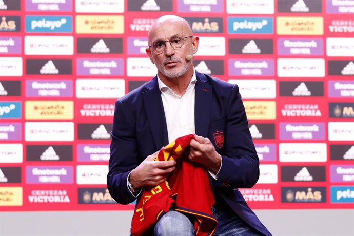Archivo - Luis de la Fuente comparece durante su presentación como nuevo seleccionador nacional absoluto