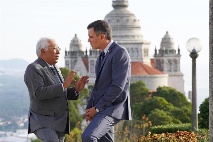 Archivo - El primer ministro de Portugal, Antonio Costa (i) y el presidente del Gobierno, Pedro Sánchez (d), conversan tras reunirse en la XXXIII Cumbre Hispano-Portuguesa en la Pousada de Viana do Castelo, a 4 de noviembre de 2022, en Viana do Castelo 