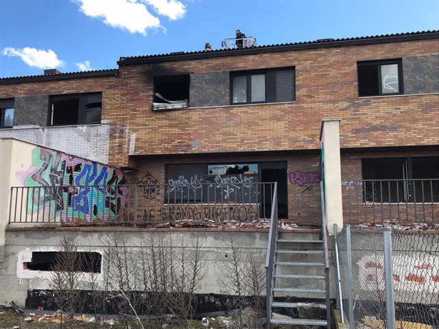 Foto de los Bomberos Provincia de Valladolid del chalet donde se ha ocasionado el fuego en la localidad de Arroyo de la Encomienda