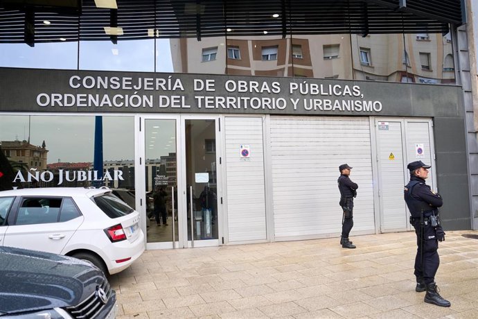 Varios policías en la entrada de la Consejería de Obras Públicas, Ordenación del Territorio y Urbanismo de Cantabria el día en que se procedió al registro