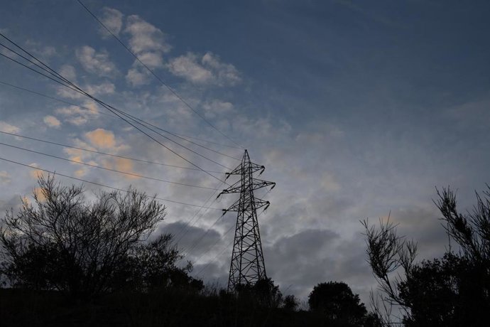 Archivo - El precio de la luz subirá este martes casi un 67%, hasta 61,51 euros/MWh.