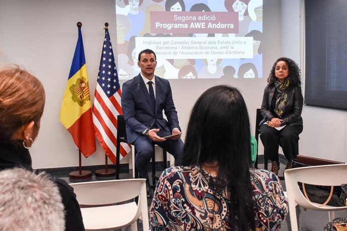 Jordi Gallardo i Julissa Reynoso en la presentació de la segona edició del programa AWE.