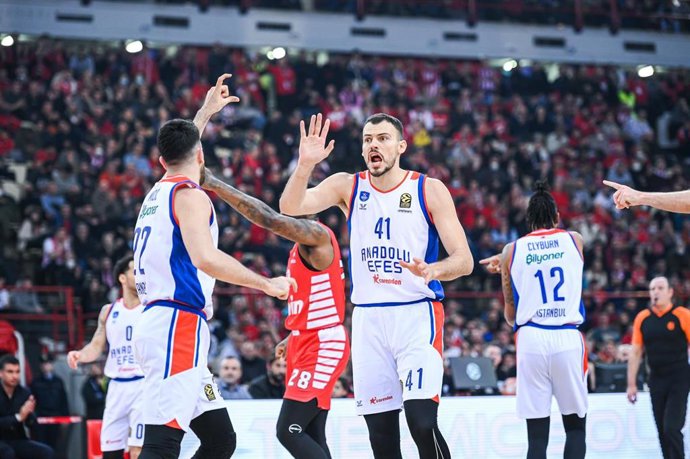 Archivo - Ante Zizic y Vasilije Micic celebran una canasta durante el Olympiacos-Efes de la Euroliga 2022-2023