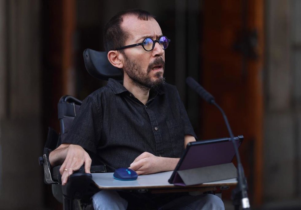 Archivo - El portavoz de Unidas Podemos, Pablo Echenique, ofrece declaraciones a los medios durante una sesión plenaria, en el Congreso de los Diputados, a 22 de septiembre de 2022, en Madrid (España).