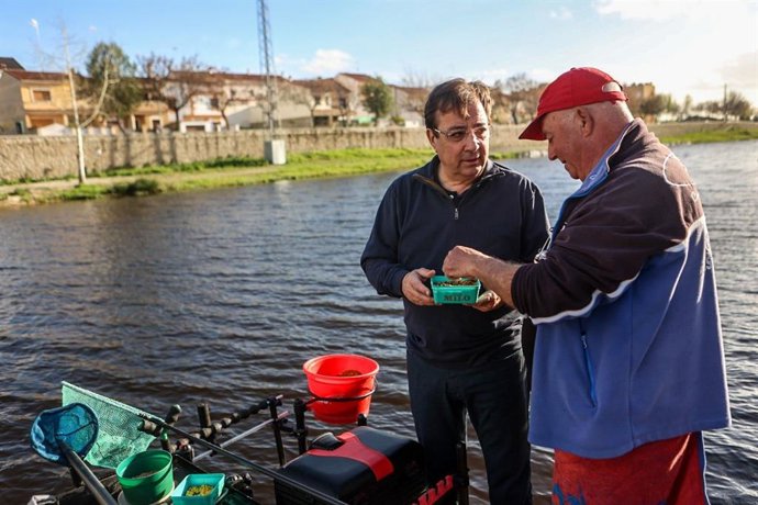 Fernández Vara, junto a un pescador en Arroyo de la Luz.