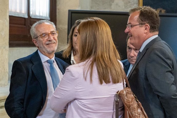 Juan Manuel Flores con Cabrera y otros ediles