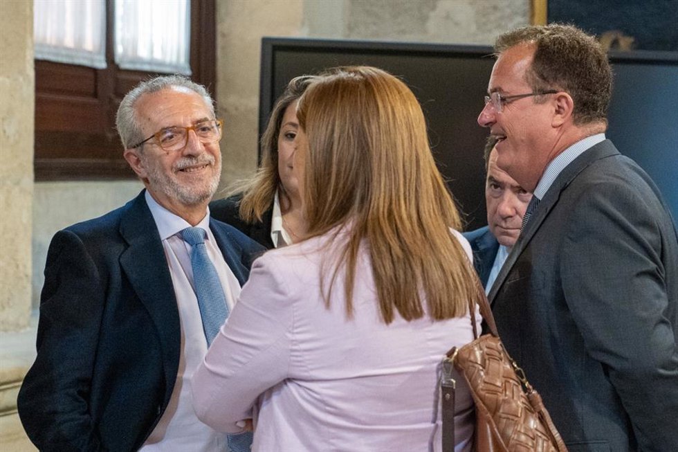 Juan Manuel Flores con Cabrera y otros ediles