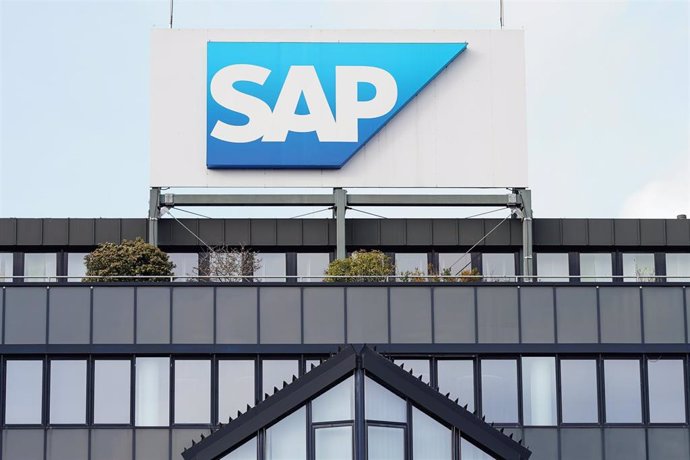 Archivo - Logo de SAP en lo alto de su sede en Alemania.