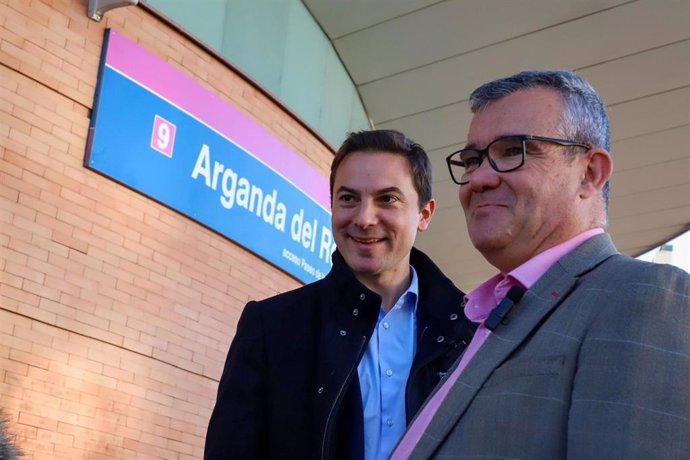 El candidato del PSOE  a la Presidencia de la Comunidad, Juan Lobato, y el alcalde de Arganda, Guillerm Hita.