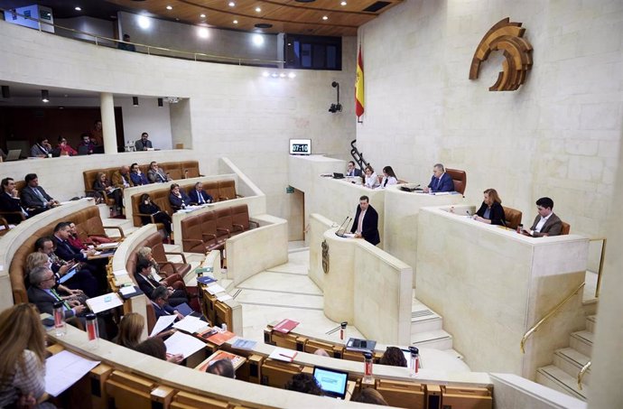 Archivo - El portavoz del PP en el Parlamento de Cantabria, Íñigo Fernández, interviene durante la sesión plenaria en el Parlamento de Cantabria 