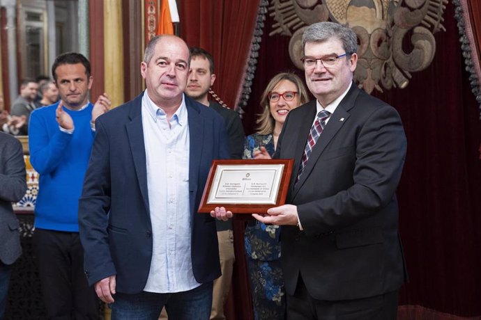 El alcalde de Bilbao recibe a la sociedad deportiva Iturrigorri con motivo de su centenario