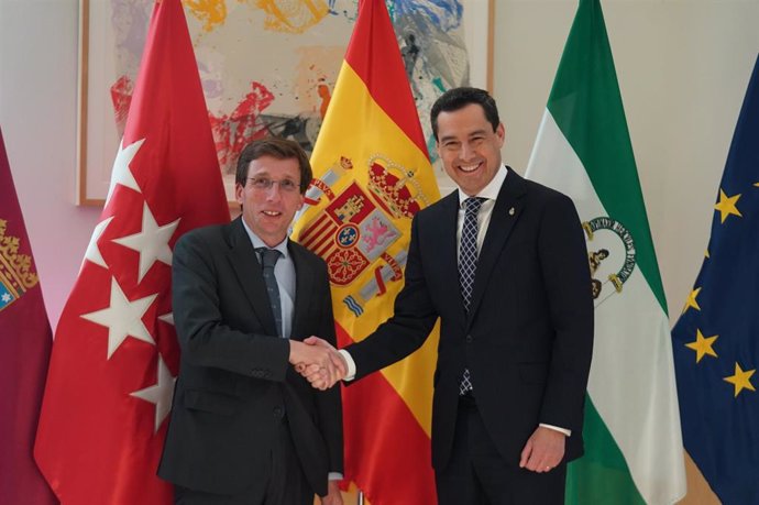 El presidente de la Junta de Andalucía, Juanma Moreno, con José Luis Martínez-Almeida
